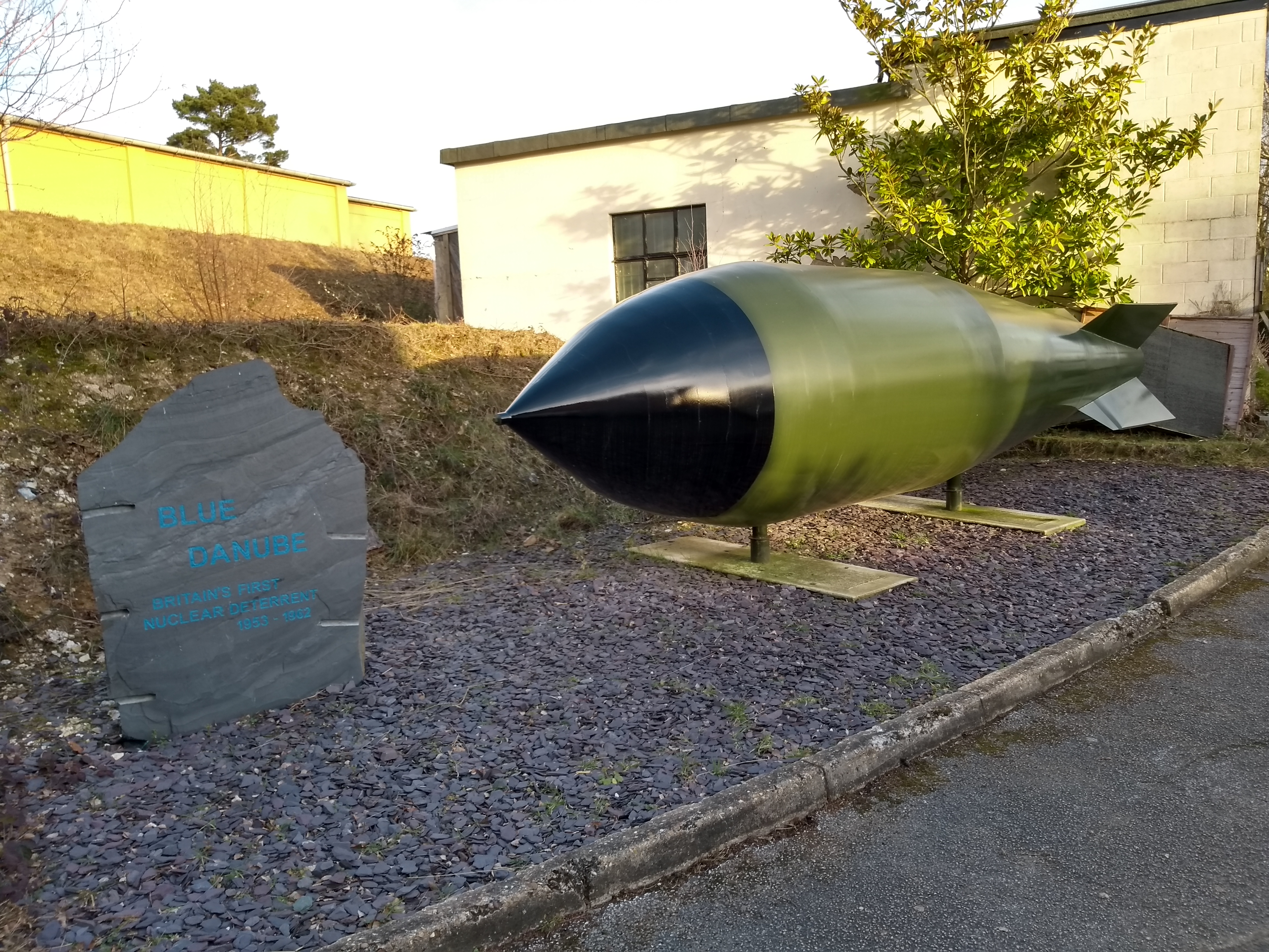 "Blue Danube" pierwsza angielska bomba atomowa (makieta w RAF Barnham)