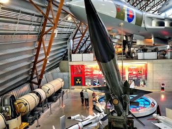 Royal Air Force Museum - Zestaw przeciwlotniczy Bloodhound na tle bombowca Vulcan