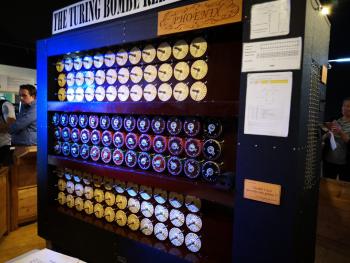Bomba kryptoanalityczna Turinga służaca do odszyfrowania tajnych wiadomości zaszyfrowanych przez niemiecką maszynę Enigmy
